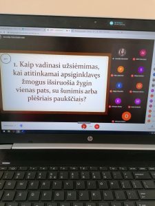 „Viduramžių pramogos ir linksmybės“.