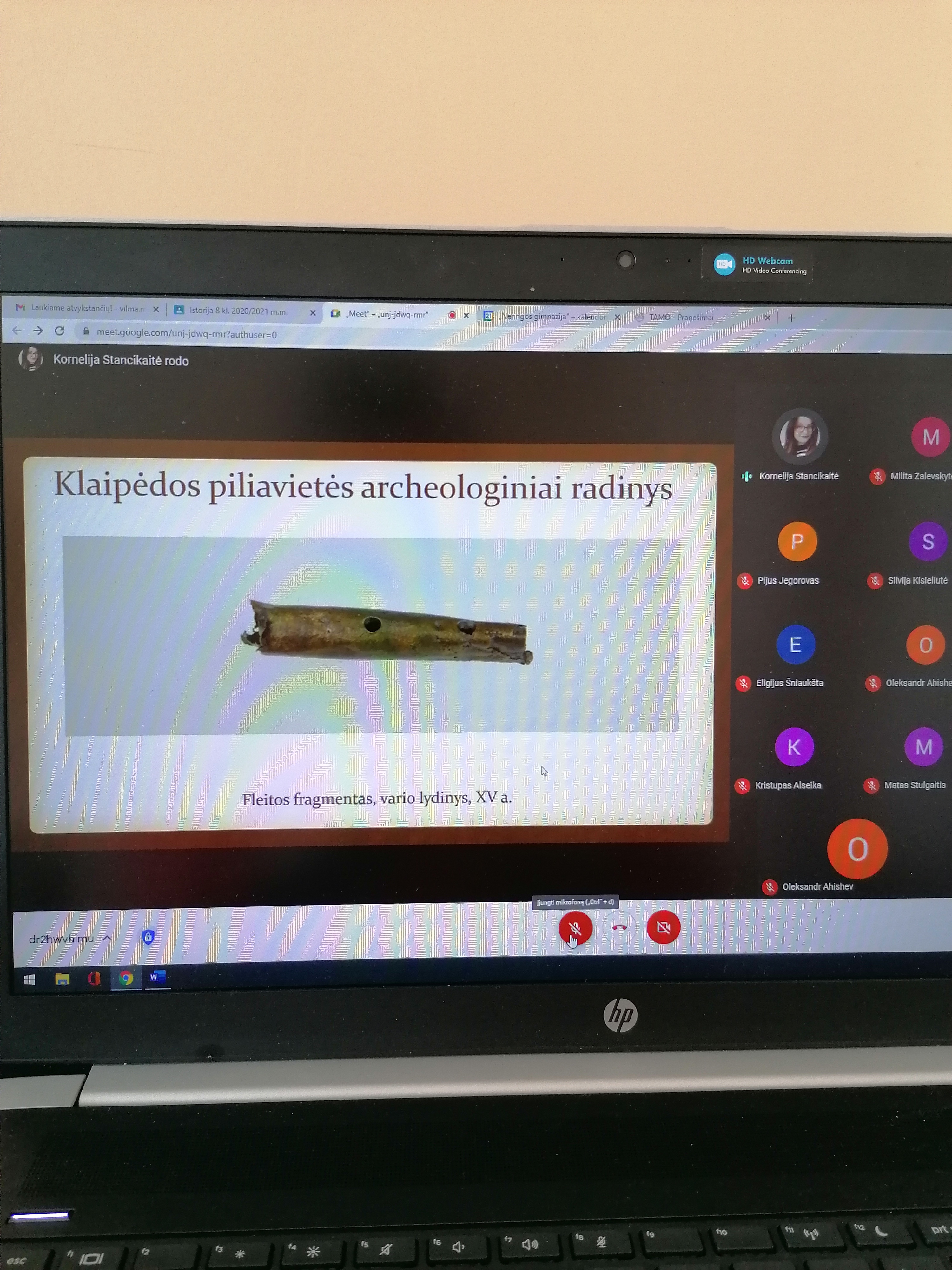 „Viduramžių pramogos ir linksmybės“.