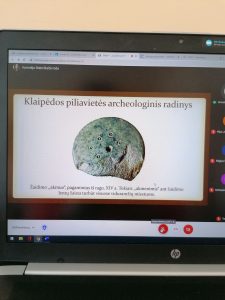 „Viduramžių pramogos ir linksmybės“.