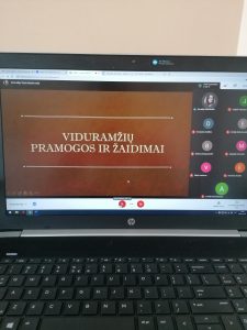„Viduramžių pramogos ir linksmybės“.