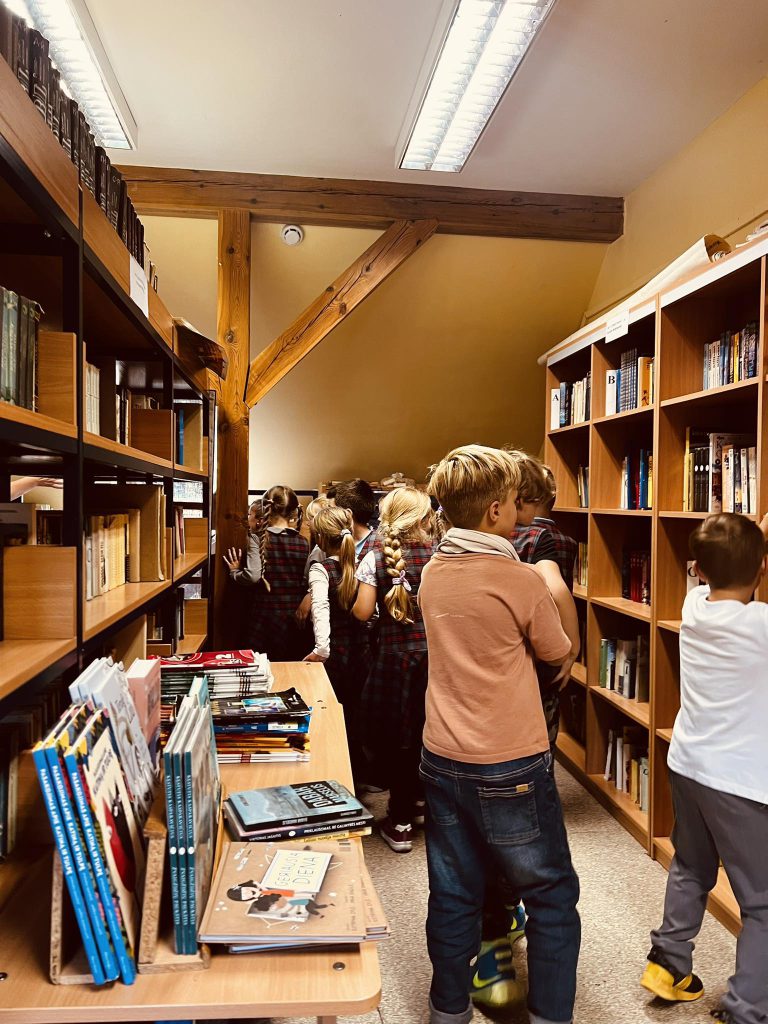 Pirmokai apžiūri biblioteką